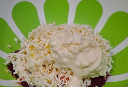 Фото шага рецепта Салат из свеклы с плавленым сыром 190622 шаг 10  