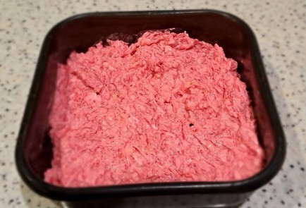 Фото шага рецепта Салат из свеклы с плавленым сыром 190622 шаг 12  