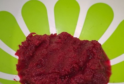 Фото шага рецепта Салат из свеклы с плавленым сыром 190622 шаг 6  