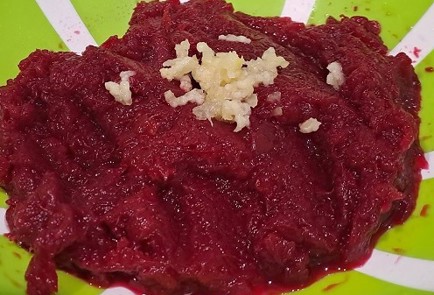 Фото шага рецепта Салат из свеклы с плавленым сыром 190622 шаг 7  