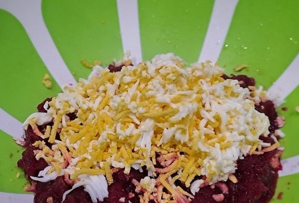 Фото шага рецепта Салат из свеклы с плавленым сыром 190622 шаг 8  