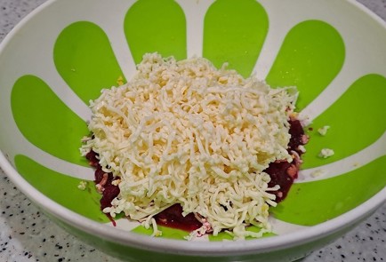 Фото шага рецепта Салат из свеклы с плавленым сыром 190622 шаг 9  