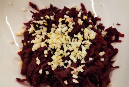 Фото шага рецепта Свекольночесночный салат 175512 шаг 3  