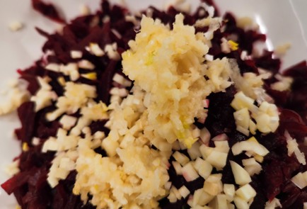 Фото шага рецепта Свекольночесночный салат 175512 шаг 5  