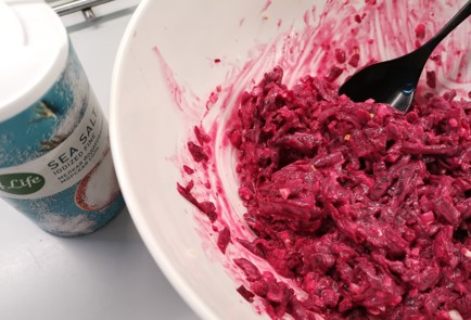 Фото шага рецепта Свекольночесночный салат 175512 шаг 7  