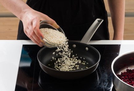 Фото шага рецепта Свекольное ризотто с маринованным тофу 152046 шаг 3