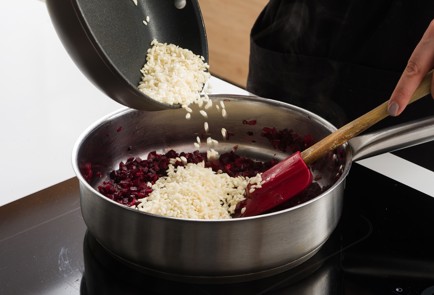 Фото шага рецепта Свекольное ризотто с маринованным тофу 152046 шаг 4