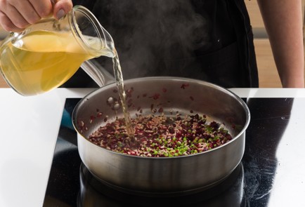 Фото шага рецепта Свекольное ризотто с маринованным тофу 152046 шаг 5