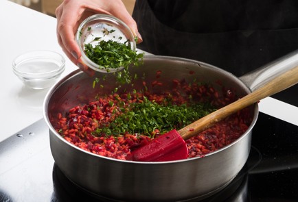 Фото шага рецепта Свекольное ризотто с маринованным тофу 152046 шаг 6