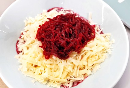 Фото шага рецепта Свекольный салат с сыром 140175 шаг 4  