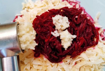 Фото шага рецепта Свекольный салат с сыром 140175 шаг 6  