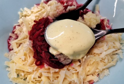 Фото шага рецепта Свекольный салат с сыром 140175 шаг 7  