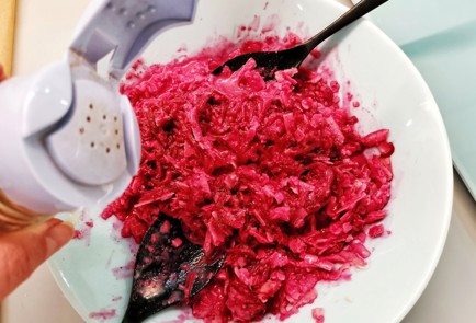 Фото шага рецепта Свекольный салат с сыром 140175 шаг 8  