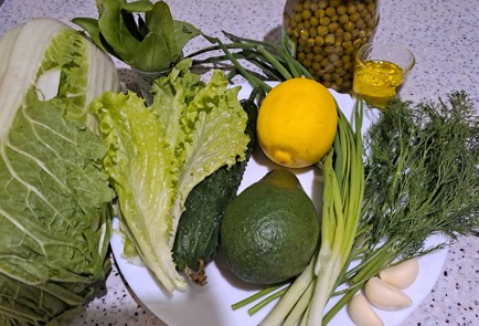 Фото шага рецепта Свежий салат с зеленым горошком и чесночнолимонной заправкой 188278 шаг 1  