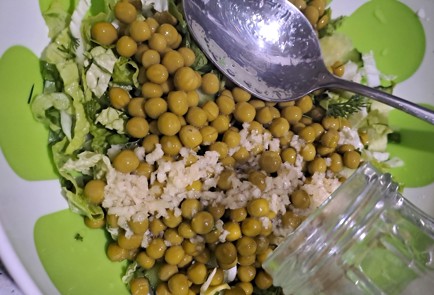 Фото шага рецепта Свежий салат с зеленым горошком и чесночнолимонной заправкой 188278 шаг 11  