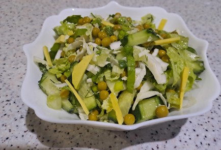 Фото шага рецепта Свежий салат с зеленым горошком и чесночнолимонной заправкой 188278 шаг 12  