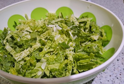 Фото шага рецепта Свежий салат с зеленым горошком и чесночнолимонной заправкой 188278 шаг 2  