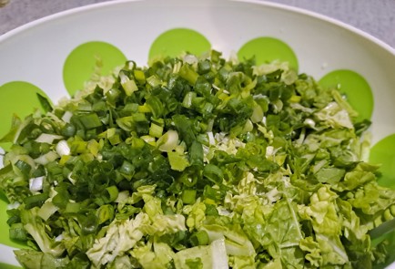 Фото шага рецепта Свежий салат с зеленым горошком и чесночнолимонной заправкой 188278 шаг 3  