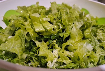 Фото шага рецепта Свежий салат с зеленым горошком и чесночнолимонной заправкой 188278 шаг 4  