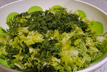 Фото шага рецепта Свежий салат с зеленым горошком и чесночнолимонной заправкой 188278 шаг 5  