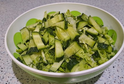 Фото шага рецепта Свежий салат с зеленым горошком и чесночнолимонной заправкой 188278 шаг 6  