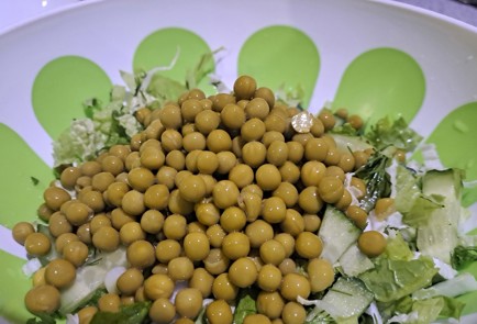 Фото шага рецепта Свежий салат с зеленым горошком и чесночнолимонной заправкой 188278 шаг 7  