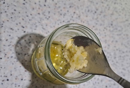 Фото шага рецепта Свежий салат с зеленым горошком и чесночнолимонной заправкой 188278 шаг 9  