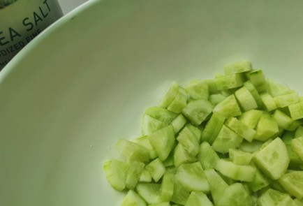 Фото шага рецепта Свежий салат 189885 шаг 2  