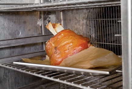 Фото шага рецепта Свиная рулька с тушеной капустой и картофелем 25708 шаг 4  