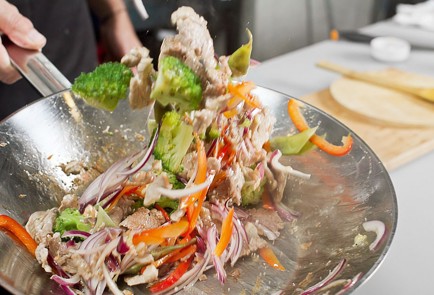 Фото шага рецепта Свиная вырезка с овощами и лапшой рамен 20520 шаг 6  