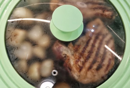 Фото шага рецепта Свиная корейка обжаренная с луком 153023 шаг 10  