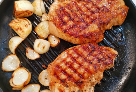 Фото шага рецепта Свиная корейка обжаренная с луком 153023 шаг 11  