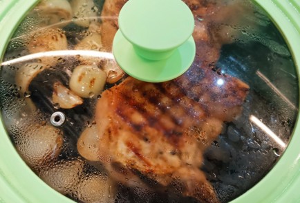 Фото шага рецепта Свиная корейка обжаренная с луком 153023 шаг 12  