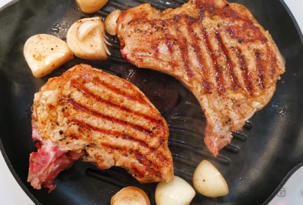 Фото шага рецепта Свиная корейка обжаренная с луком 153023 шаг 8  