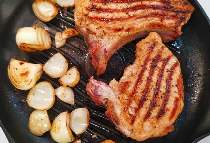 Фото шага рецепта Свиная корейка обжаренная с луком 153023 шаг 9  