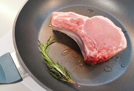 Фото шага рецепта Свиная корейка на кости 188993 шаг 3  