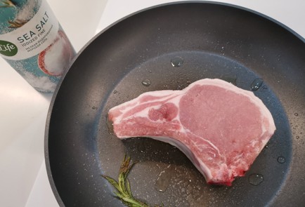 Фото шага рецепта Свиная корейка на кости 188993 шаг 4  