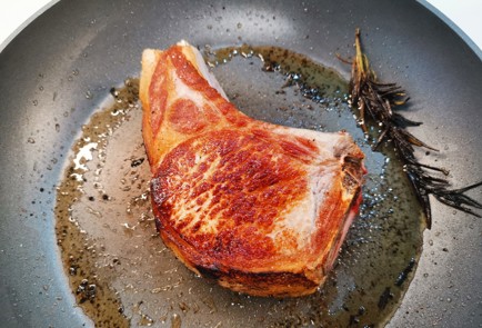 Фото шага рецепта Свиная корейка на кости 188993 шаг 8  