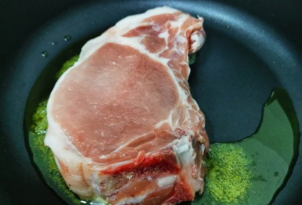 Фото шага рецепта Свиная корейка пофранцузски 175204 шаг 3  