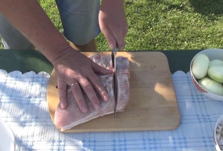 Фото шага рецепта Свиная корейка с луком в казане 93966 шаг 1