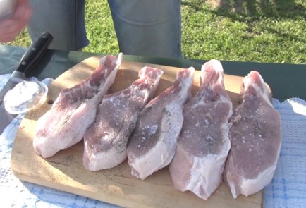 Фото шага рецепта Свиная корейка с луком в казане 93966 шаг 2