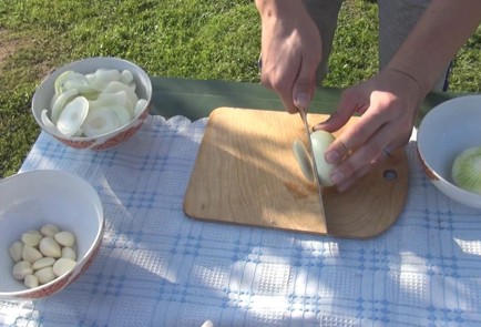 Фото шага рецепта Свиная корейка с луком в казане 93966 шаг 3