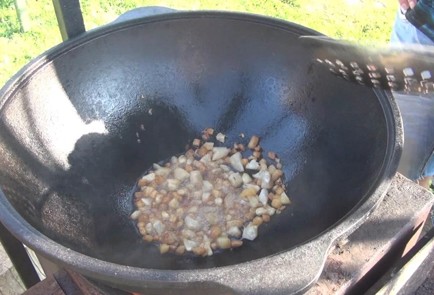 Фото шага рецепта Свиная корейка с луком в казане 93966 шаг 4