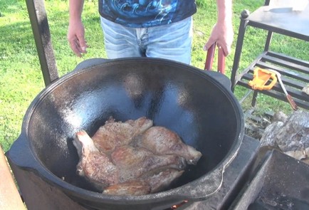 Фото шага рецепта Свиная корейка с луком в казане 93966 шаг 5