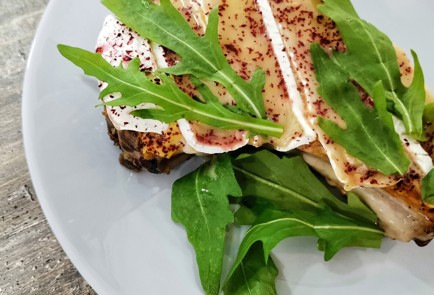 Фото шага рецепта Свиная корейка с сыром бри 175206 шаг 10