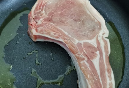 Фото шага рецепта Свиная корейка с сыром бри 175206 шаг 2