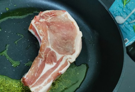 Фото шага рецепта Свиная корейка с сыром бри 175206 шаг 3