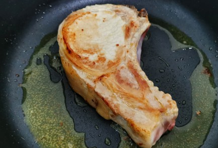 Фото шага рецепта Свиная корейка с сыром бри 175206 шаг 4