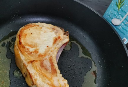 Фото шага рецепта Свиная корейка с сыром бри 175206 шаг 5