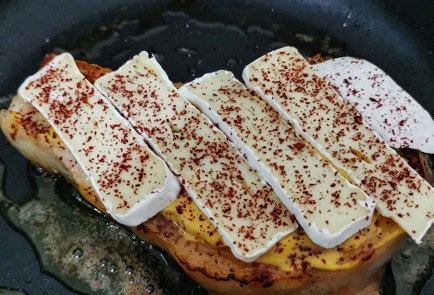 Фото шага рецепта Свиная корейка с сыром бри 175206 шаг 9